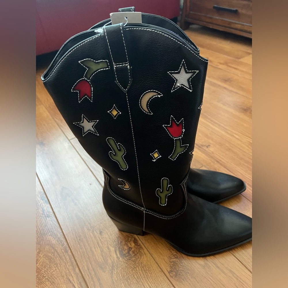Black Western Boots with Embroidered Accents